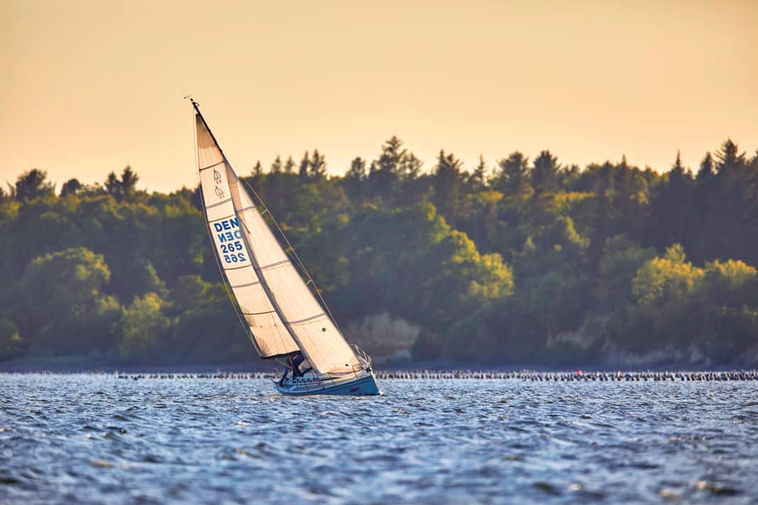 Un yacht en route par vent arrière dans le Hvalpsund, un bras sud du Limfjord. Il est même possible de naviguer dans les chenaux parfois étroits.