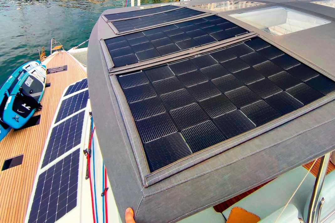 Solarmodule auf einem Katamaran