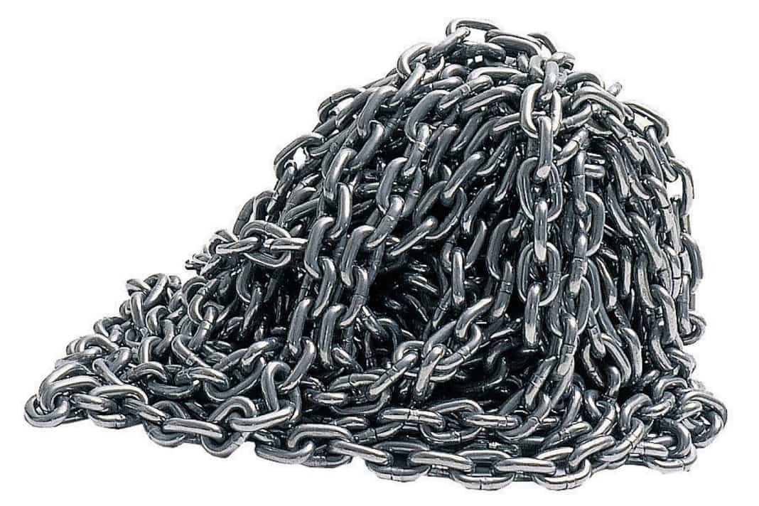 Smooth: Stainless steel chains have a higher breaking load, look good and usually stay clean. Due to the smooth surface, the chain is well distributed in the anchor locker. However, there is a risk of pitting and crevice corrosion
