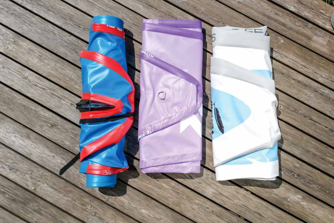 Produktnamen wie Starboard Roll (1), Fanatic Pocket (2) oder Indiana Feather (3) bezeichnen spezielle, besonders leicht und kompakt zu verstauende Boards. Diese bieten tatsächlich ein sehr geringes Packmaß dank geschmeidiger, dünnerer PVC-Folien und flexibler Finnenkästen