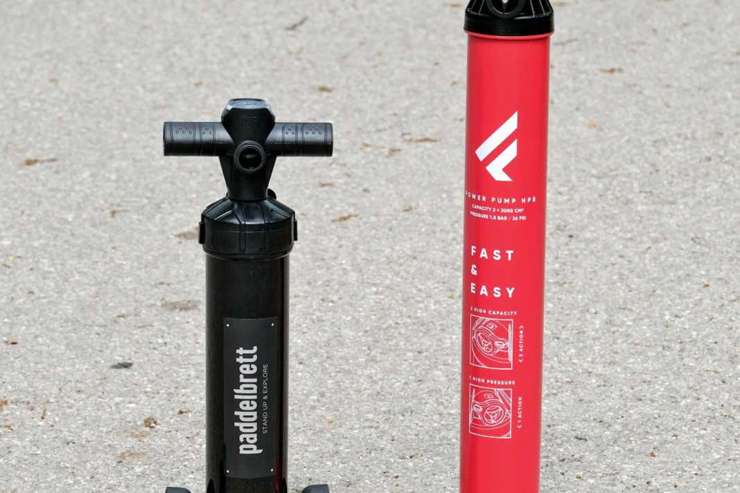 Eine kompakte Pumpe aus dem Zubehörsortiment mit klappbaren Füßen und anschraubbaren Griffen (hier von paddelbrett.de; 33,50 Euro) fällt deutlich kleiner aus als eine typische Standardpumpe und schafft ebenfalls den erforderlichen Druck – das Aufpumpen geht nur nicht ganz so schnell
