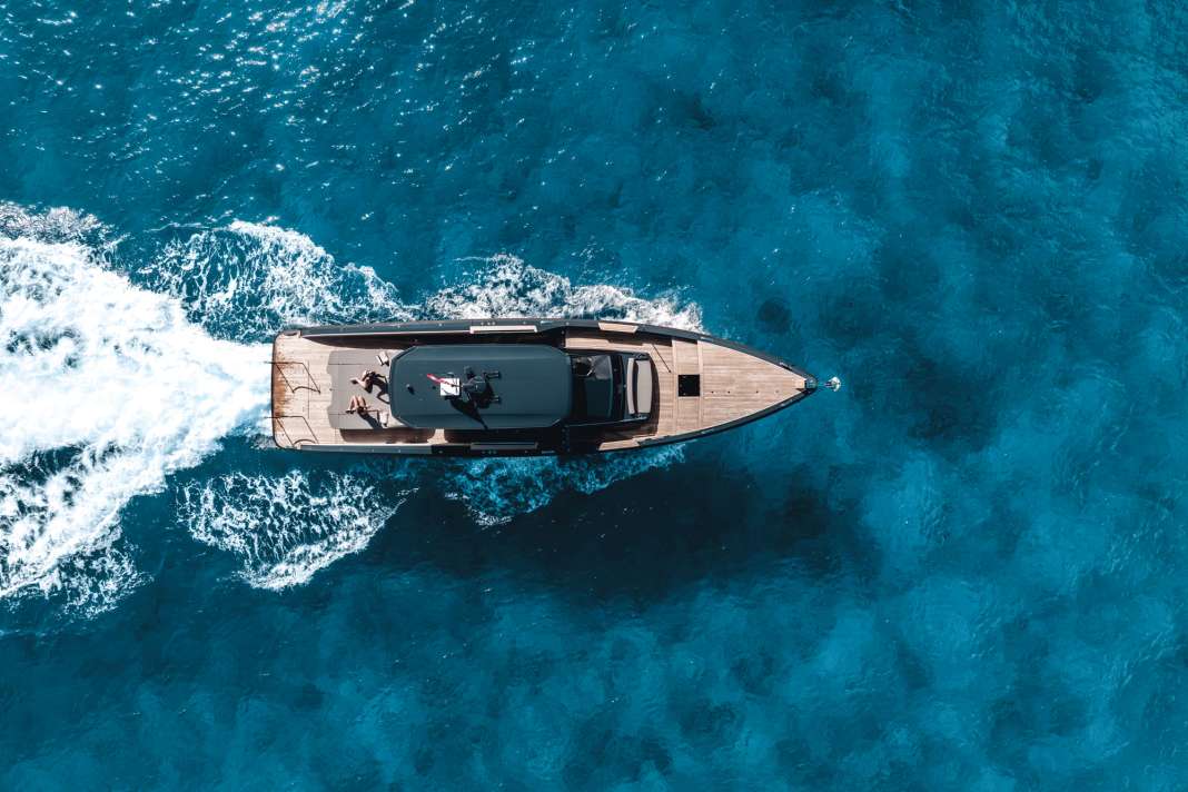 Auskragendes Dach, ranker Rumpf: Die 18,15 Meter lange, aber nur 4,53 Meter breite Windy SLR60 operiert unabhängig vom Mutterschiff „Carinthia VII“