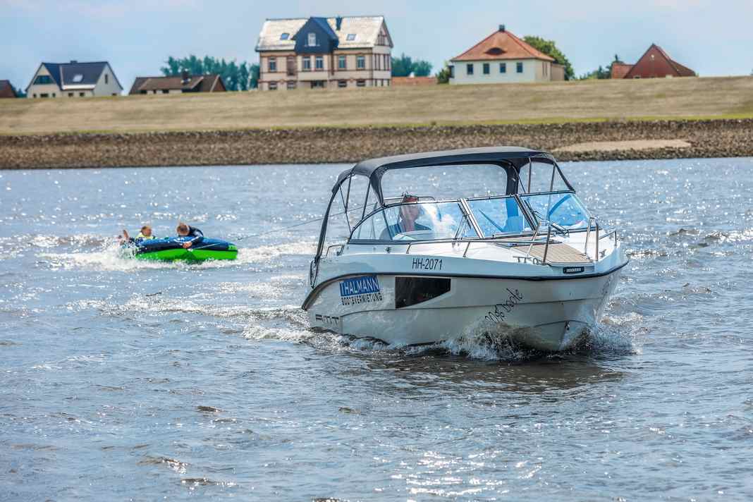 Wir haben für euch verschiedene Spaßgeräte hinter dem Boot getestet