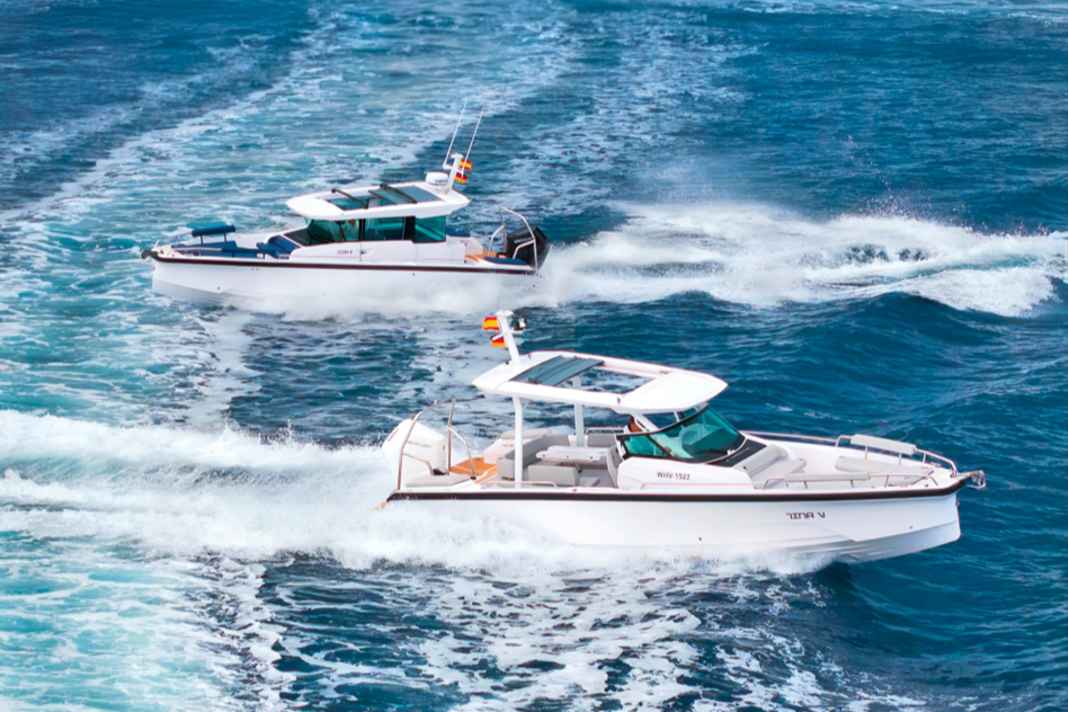 In der Kabinen-Version der Axopar 29 sitzt man geschützt vor Wind und Wellen. DIe Sun Top ist die offene  Version der XC Cross Cabin. Sie ist ideal für den Sommer