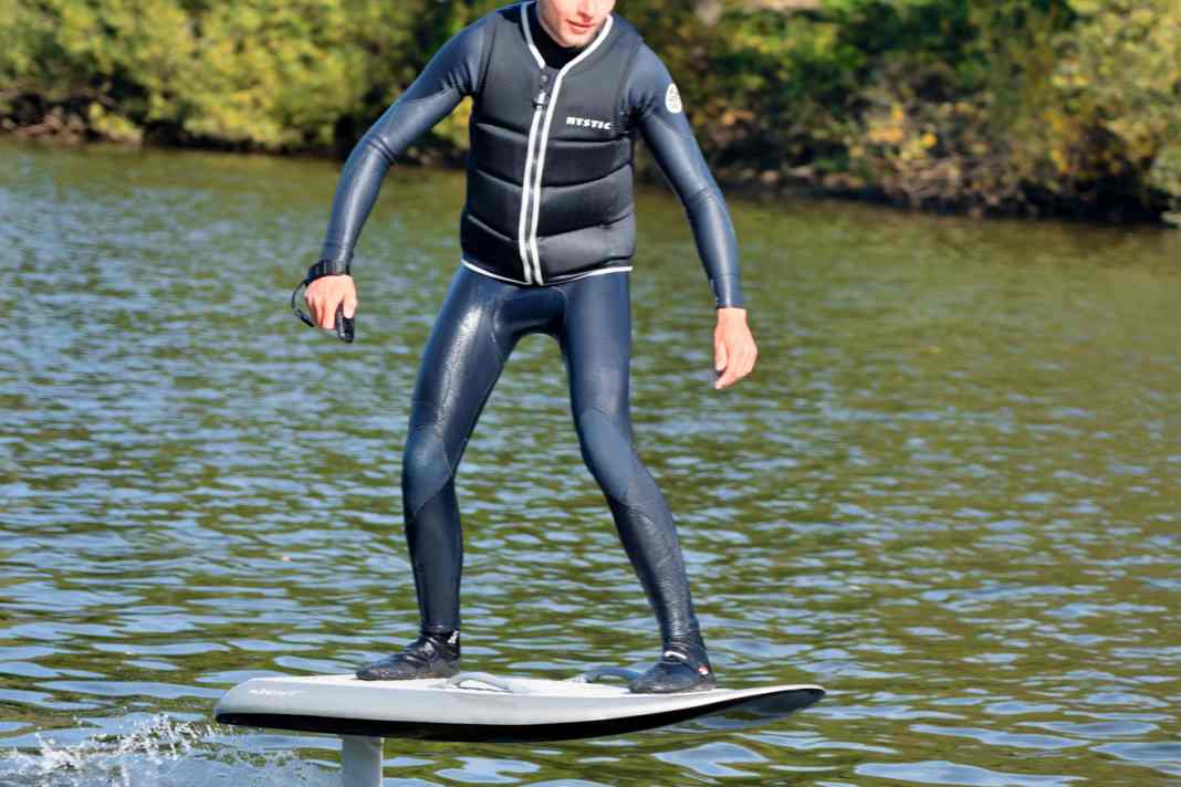 Mit 6000 Euro gehört ein E-Foilboard zu den teureren Spaßgeräten