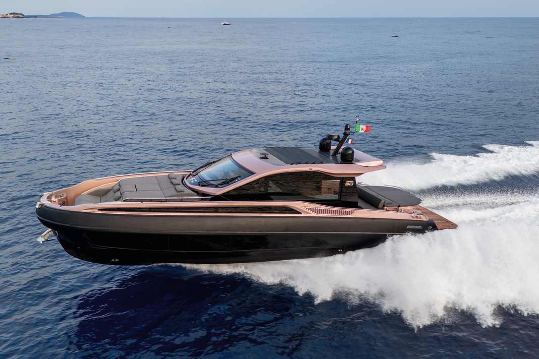 Rebel 50 G: Zwei IPS-Einheiten gestatten 36 Knoten. Für die Nutzung als Chaseboot spricht die umlaufende Fenderleiste – gefüllt mit Schaum statt Luft.