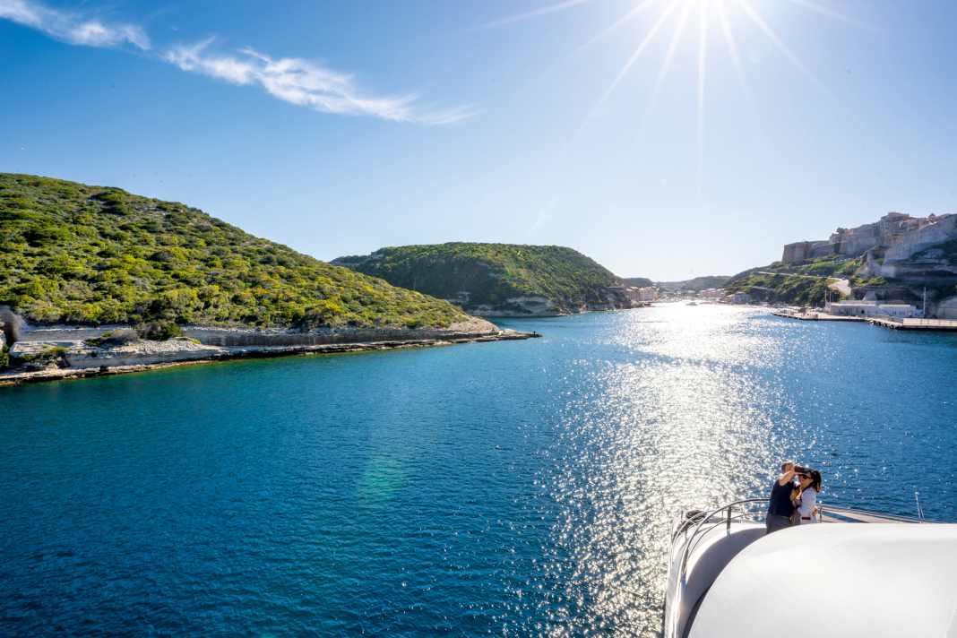 Atemberaubend schön: Wer mit der gecharterten Yacht Korsika erkundet, sollte sich den Naturhafen von Bonifacio nicht entgehen lassen. Die Einfahrt zwischen den hohen Klippen dürfte zu den Höhepunkten der Reise gehören und ist ganz klar selfiewürdig
