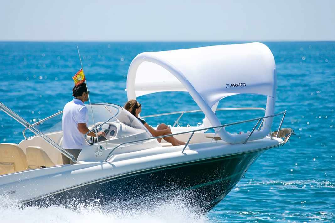 Zum Aufpusten: Das Decktent besteht aus einer Dacron-Außenhaut, einer Hitzeschutzschicht aus Polyethylen (PE) und einem Schlauch aus Thermoplastischem Polyurethan (TPU). TPU wird zum Beispiel auch für die Herstellung von Handyhüllen verwendet
