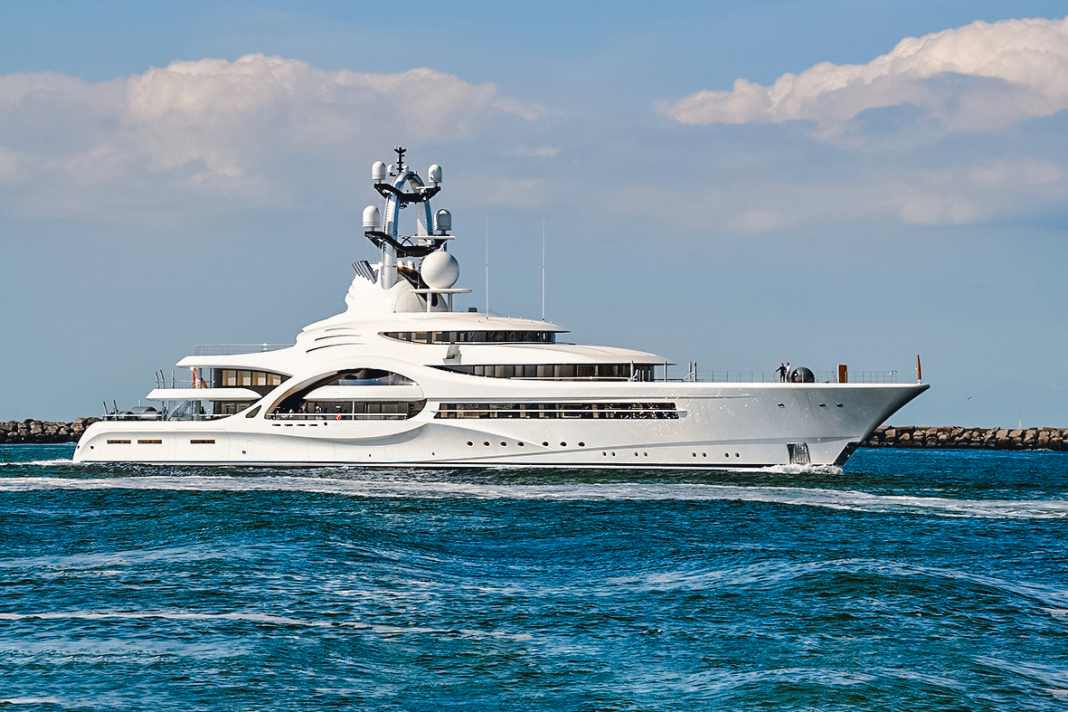 50. Anna: Feadships ehemaliges Flaggschiff orderte der russische Oligarch und Mehrheitseigner von AS Monaco Dmitry Rybolovlev. Nach der Ablieferung zog es das auffällige Michael-Leach-Design mehrmals nach Amsterdam, bevor es auf eine ausgedehnte Weltreise mit Stopp auf Tahiti ging. Zu den besonderen Features von „Anna“ zählt ein 19 Meter langer Kunstrasenplatz auf dem Vordeck.