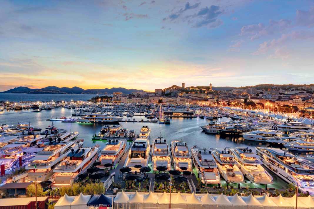 Volle Häfen: Zum Cannes Yachting Festival machen jeweils 350 Yachten im Vieux Port und im Porto Canto fest. An der Superyacht Extension liegen die größten Exponate, allen voran die 45 Meter lange Tankoa T450. Die Werftengruppen besetzen den Kai vor dem Palais des Festivals.
