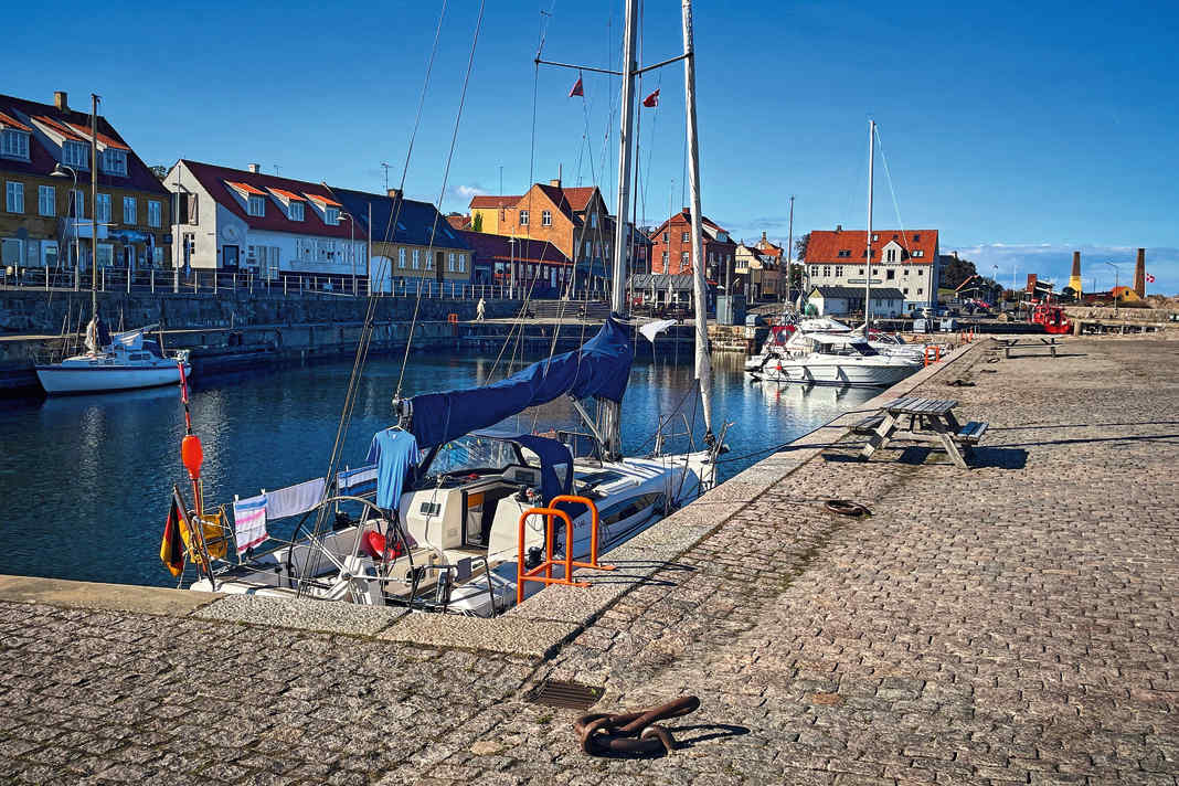 Dans les ports populaires comme Allinge, au nord-ouest de Bornholm, on ne dispose d'autant de place qu'en dehors de la haute saison. Sinon, les paquets sont la règle dans les bassins de taille raisonnable.