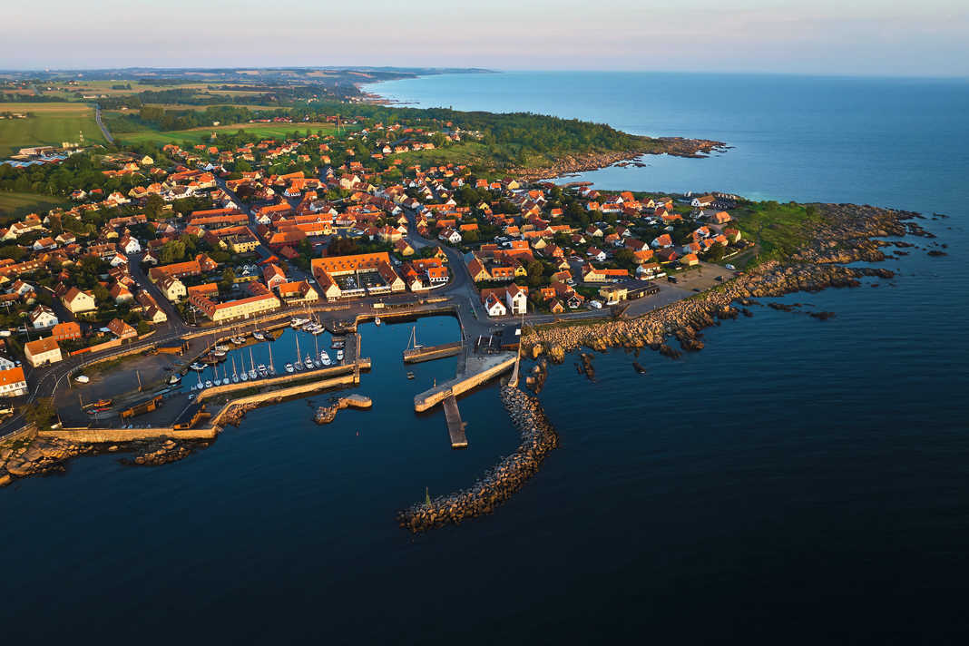 Der Hafen von Svaneke im Osten Bornholms. Die felsige Küste erinnert daran, wie groß die Nähe zu Schweden ist – in vielfacher Hinsicht