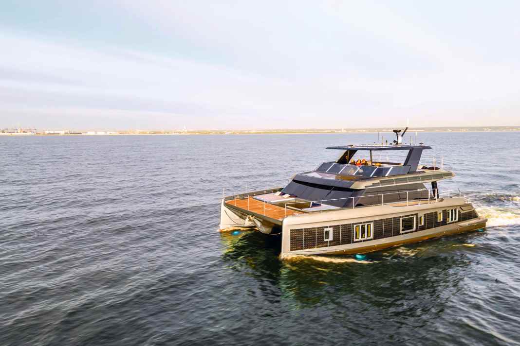 Quiet on board: Fernando Alonso emits few emissions with his 18-metre-long E-Cat from Sunreef (example image) and ...