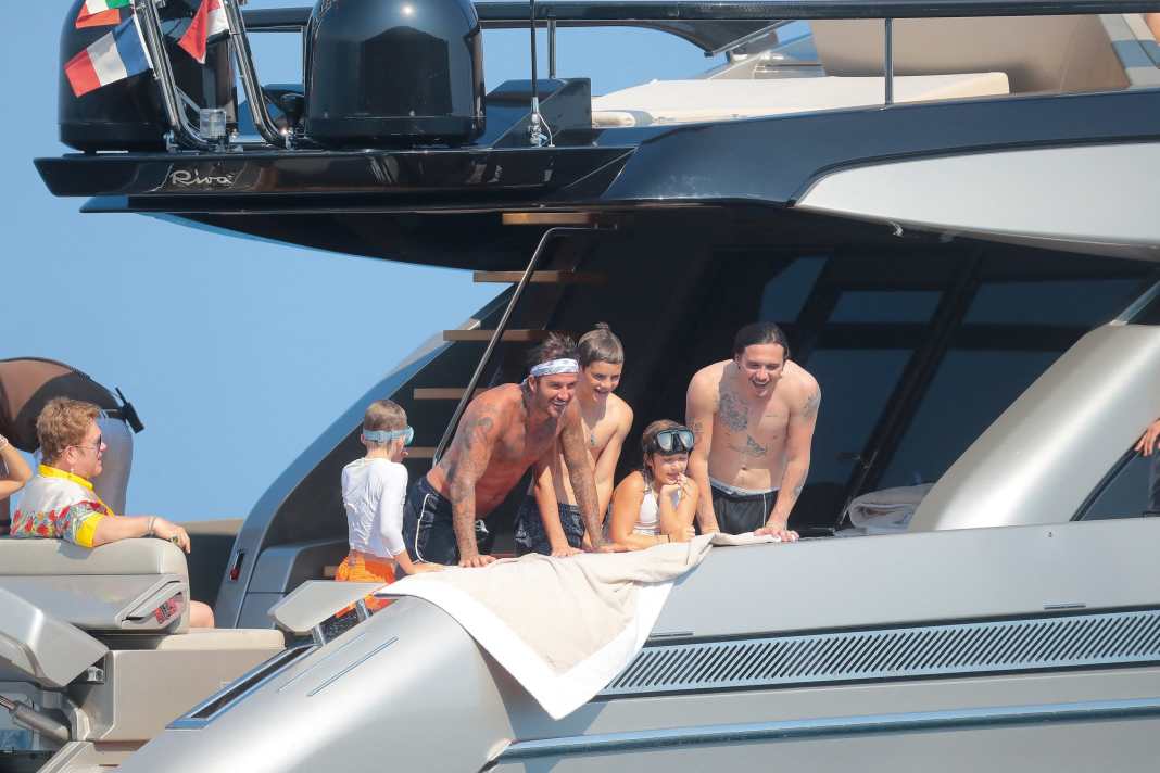 Riva muss es sein: Hier nutzt David Beckham seine Argo 90’ mit Familie und Elton John