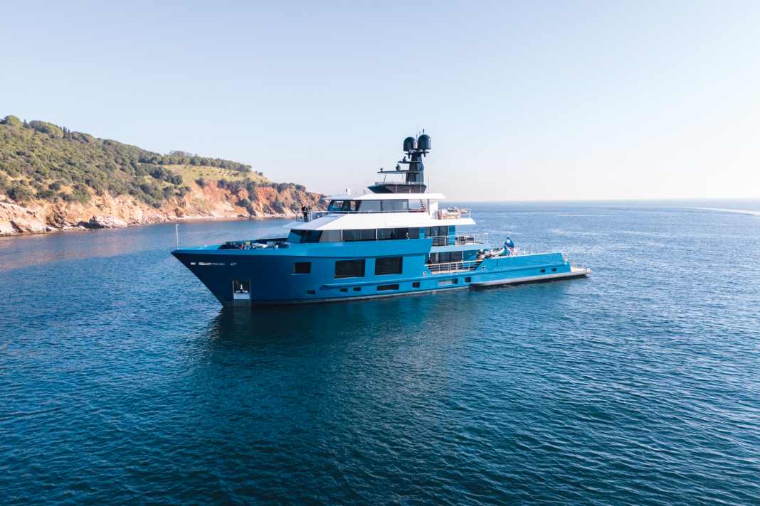 Hoher Bug, langes Achterdeck: Die markante Explorer-Silhouette  entwarf Gregory C. Marshall. Das Krähennest ragt 16 Meter in  den Himmel. Die türkische Dunya-Werft schweißte den 528-Tonner  in ihren Hallen nahe Istanbul