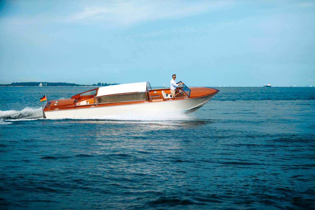 Typisches Profil des "Venedig-Taxis": Das offene Cockpit mit dem Fahrstand eines motoscafo liegt vor dem geschlossenen Salon und dem windgeschützten Achtercockpit. Beim "Classic Forum" wird das abgebildete Boot aus dem Jahr 1981 versteigert