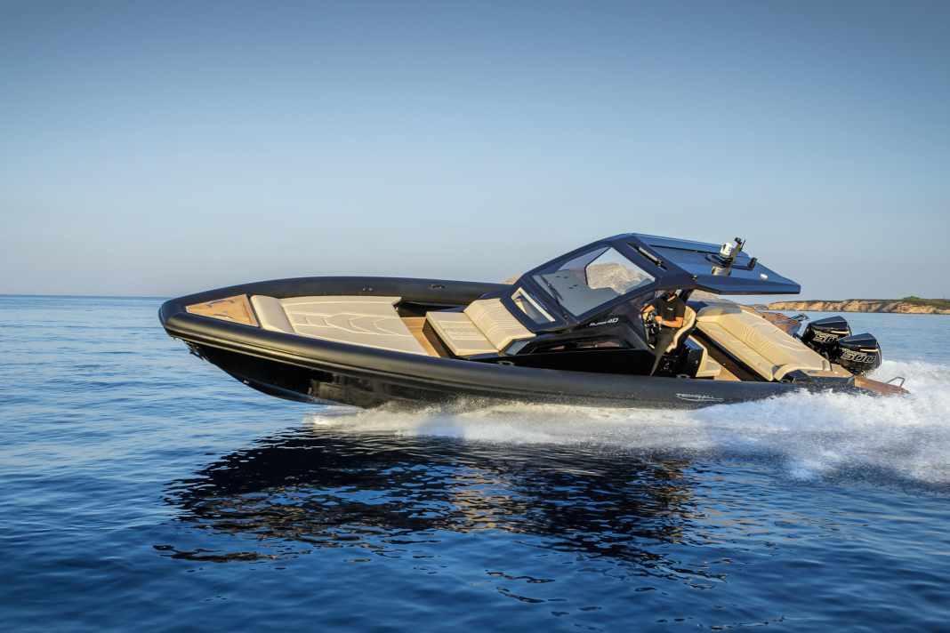 Technohull Alpha 40: Bei der griechischen Werft gingen bereits 28 Bestellungen ein. Die Maximalmotorisierung bildet ein Außenbord-Duo mit 744 Kilowatt