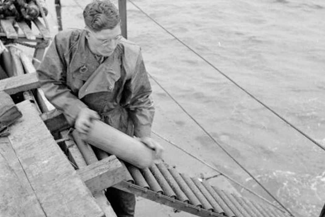 Nach dem zweiten Weltkrieg wurden große Mengen Munition in Nord- und Ostsee verklappt. Von diesen Altlasten gehen heute große Gefahren aus. Austretende Giftstoffe etwa könnten in die Nahrungskette gelangen