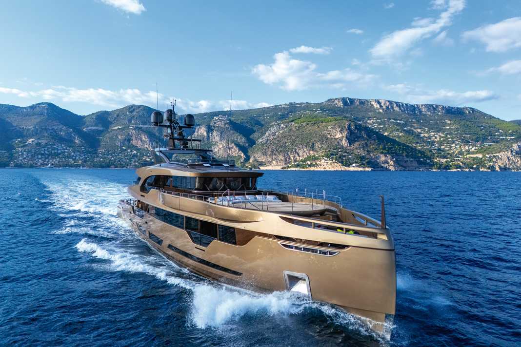 A great ride: the 50 metre long Columbus rushes through the water at up to 20 knots.  There is a total of three drive modes to choose from.