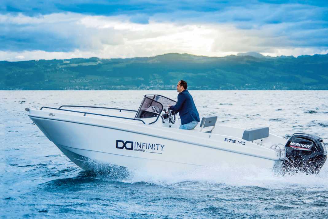 Das kompakte Konsolenboot kann mit Langschaft-Außenborder bis maximal 140 PS bestückt werden.