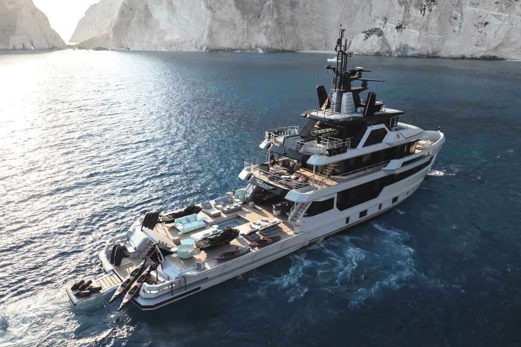 Anchoring and action: kayaks come from the top deck, e-foils and Seabobs from the lazarette. The cargo deck becomes a 135 square metre beach area.