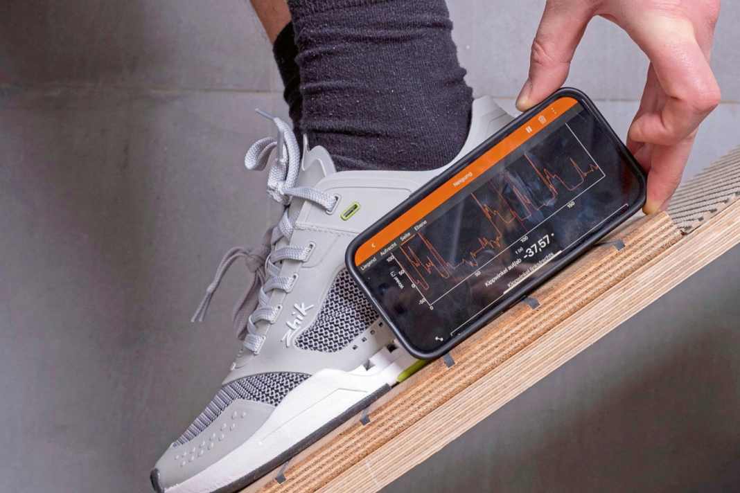 Auf der schiefen Ebene wird für drei Decksbeläge der Grip ermittelt.