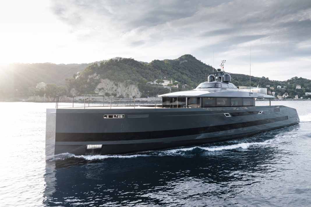 Radikales Understatement:  Sinots Kreativteam verordnete klare, harte Formen unten und Flugzeug-Geometrien oben.  Die massiven Glasflächen mildert die hohe Schanz mit Fase,  Fens­ter und Klüsen ab.