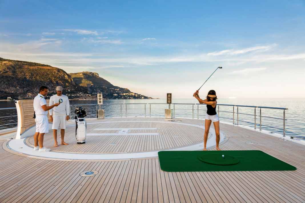 Gängiges Prozedere: Auch auf der 93-Meter-Feadship „Lady S“ wird  das Helipad zur Abschlagsfläche. Die Reling ist schnell demontiert und der Stauraum für die biologisch abbaubaren Bälle nicht fern.