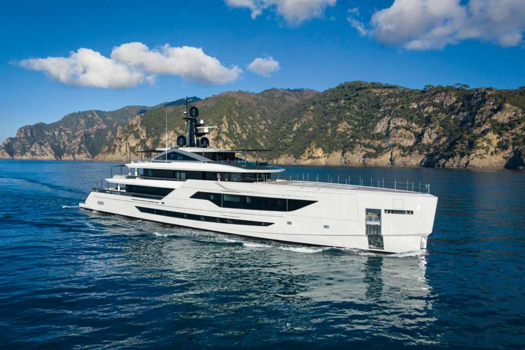 Features of a big one: Francesco Paszkowski's lines define the helipad on which the owner and pilot touches down with his helicopter. Two impressive tenders lie beneath it.