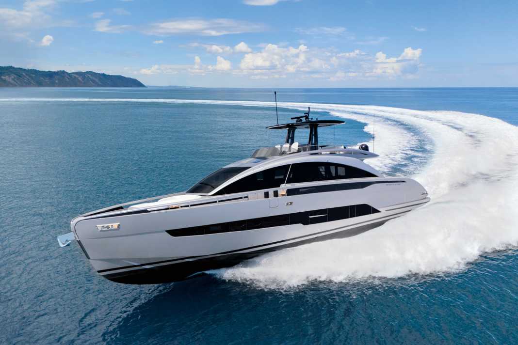 Gezähmtes Kraftpaket: Erstmals arbeiten im Motorenraum einer Pershing IPS- Einheiten von Volvo Penta. Dreimal  735 Kilowatt Leistung sorgen für einen  Topspeed von 34 Knoten bei viel Komfort –  ganz ohne Rooster Tail.
