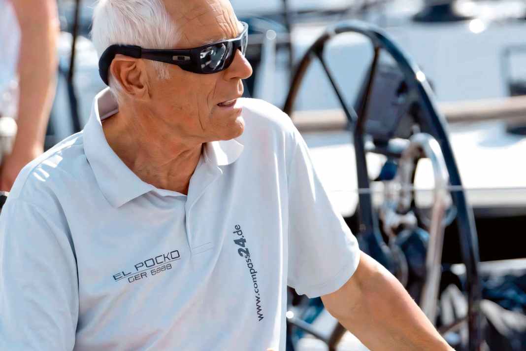 Thomas Jungblut als Steuermann im Cockpit der Regattayacht „El Pocko“.