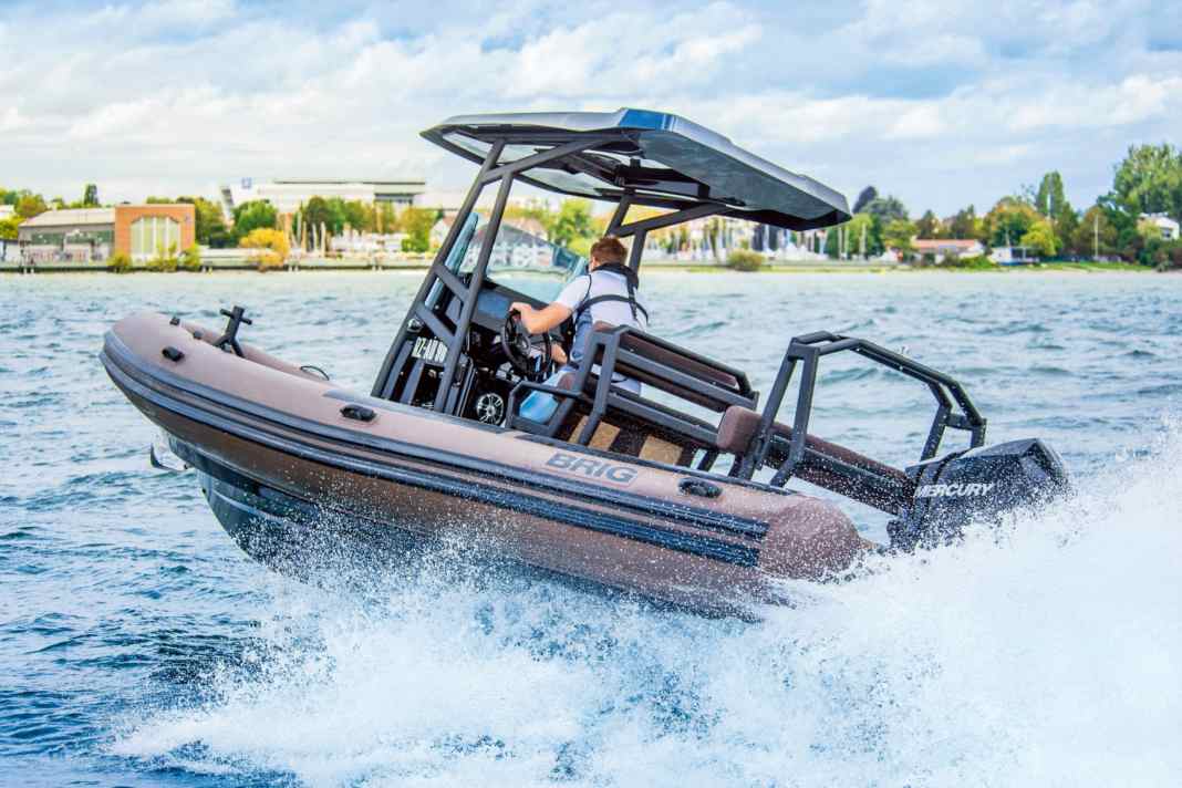 With the top-of-the-range engine in the form of the Mercury F225, you get sporty handling with good rough water characteristics.