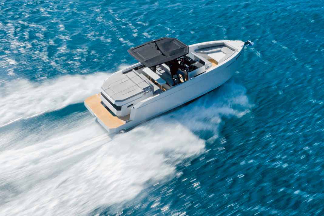 From a bird's eye view, the D29 looks like a boat with an inboard engine, but it has an outboard motor.
