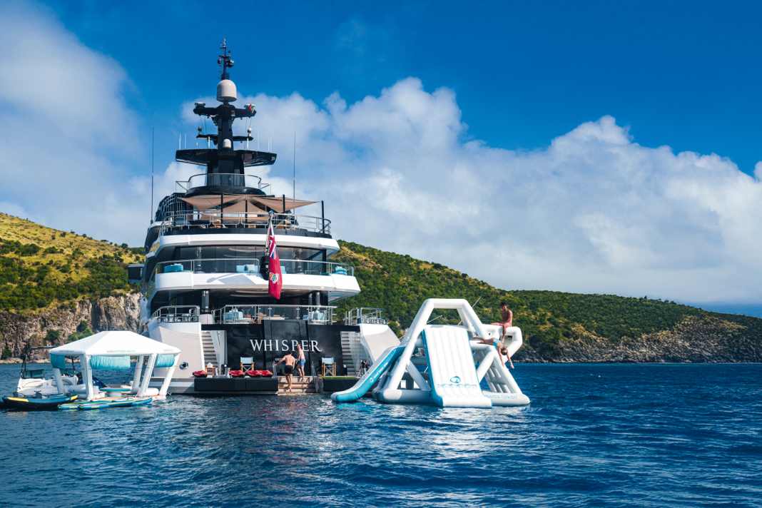 Spaßbad: Die Crew der 95-Meter- „Whisper“ (Lürssen, 2024) hat die  Toys aus der Garage geholt.  Auch aufblasbare Rutschen.