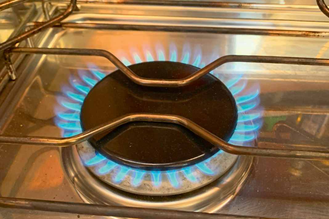 Once you have cooked with gas, you will learn to appreciate the advantages, such as fast and easily controllable heat. This also applies to the gas cooker on board.