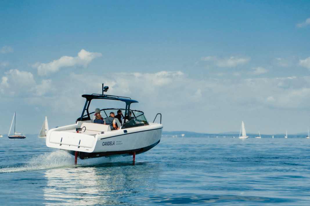 Bei der BOOTE Foil-Experience konnten sich Interessierte für eine Probefahrt mit der Candela C8 anmelden.