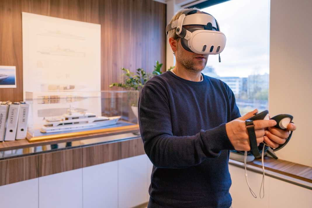 Express yacht design: the designers work in virtual space using VR goggles and draw 3D models with the help of controllers - with straight hull lines and complex superstructure shapes.