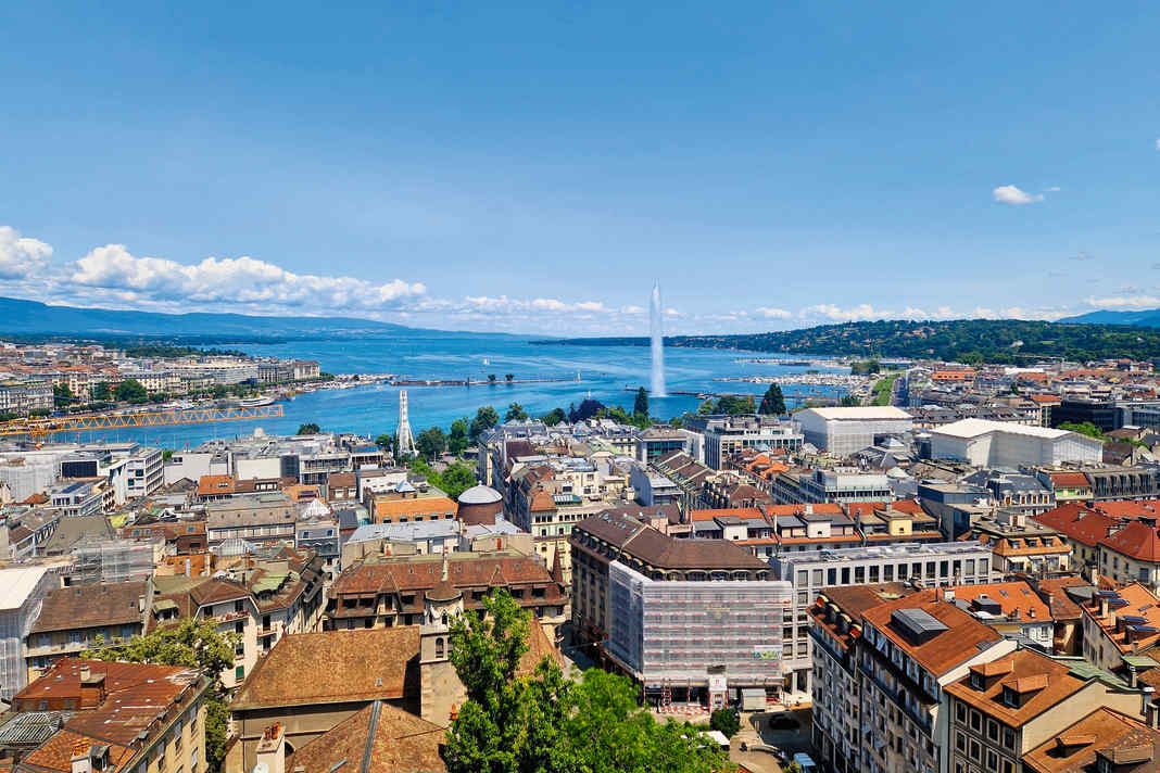 Above the rooftops of Geneva: the Saint-Pierre Cathedral offers a breathtaking view of the old town and the lake.