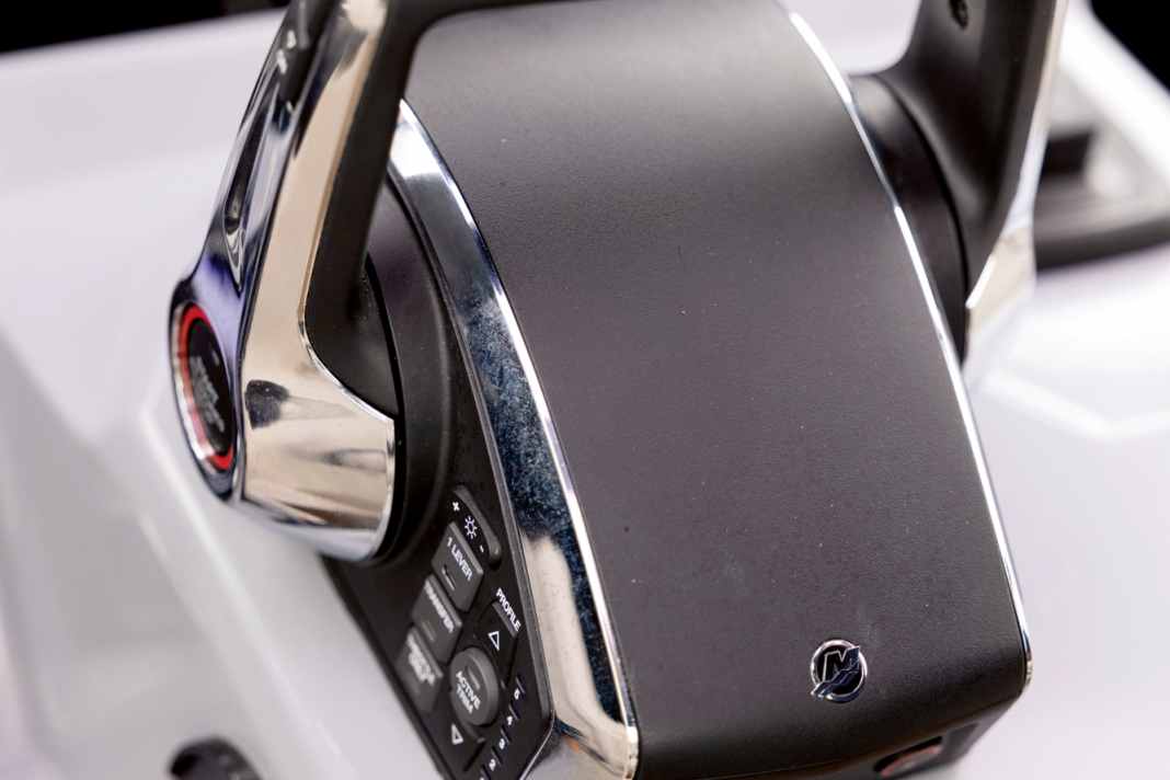 Die Mercury-Marine-Schaltbox bietet an der  Seite die Bedienung für den Trimm-Assistenten.
