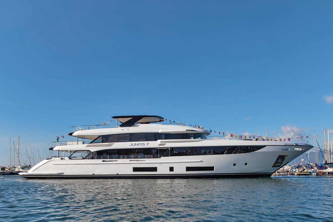 Benetti loads onto the 44 metre long "Juno's 7". With a volume of 470 gross tonnes, the GRP construction is one of the largest formats at the trade fair.
