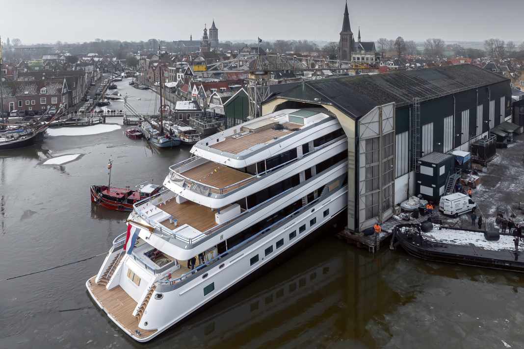 Zentimeterarbeit: Wenn Royal Hakvoort 61 Meter in Monnickendam ausdockt, wird es eng. Derzeit baut der Familienbetrieb 65 Meter, größer geht nicht.