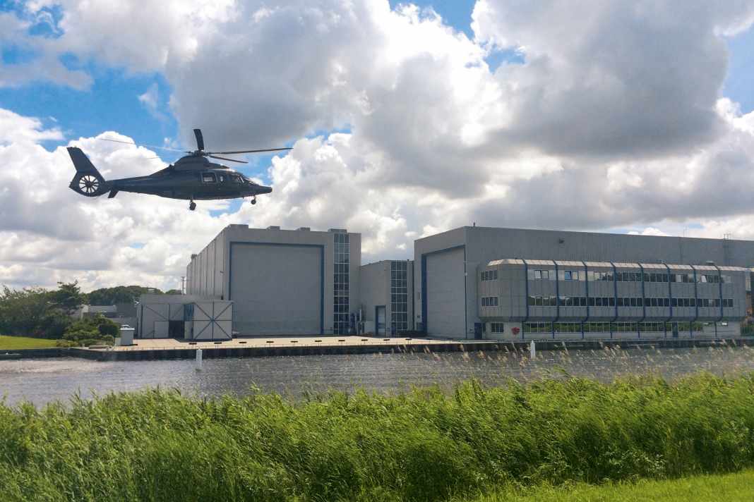 Royal Huisman in Vollenhove: Der Vorplatz der größten, für die 85-Meter-Slup abermals verlängerten Halle dient auch als Heliport.