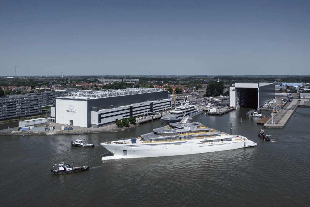 Y722: Oceancos 111-Meter-Projekt beim Eindocken in Alblasserdam. Geschweißt wurde stromabwärts in Zwijndrecht. Zu den Besonderheiten zählt ein Speisesaal, den Crew und Gäste gleichermaßen  nutzen. Zu erleben sein wird das auf der Monaco Yacht Show 2025.