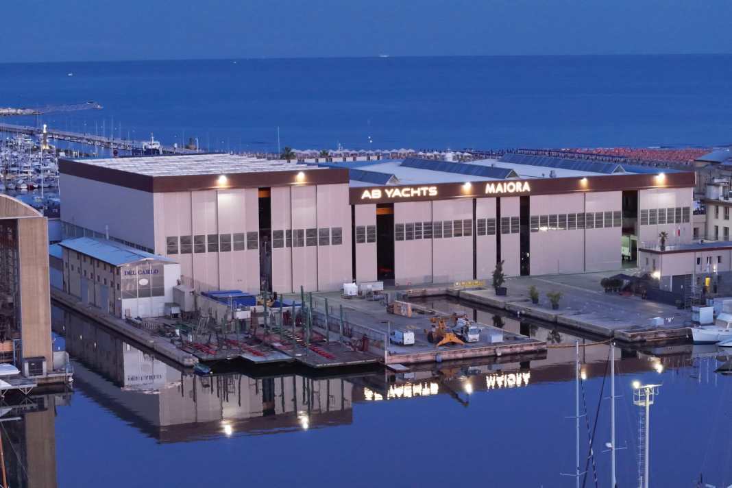 Neuer Glanz: Die Hallen übernahm die Next Yacht Group von Perini Navi.  Fassadenmaler strichen das Blau über. Zum Showroom geht es über eine Brücke.