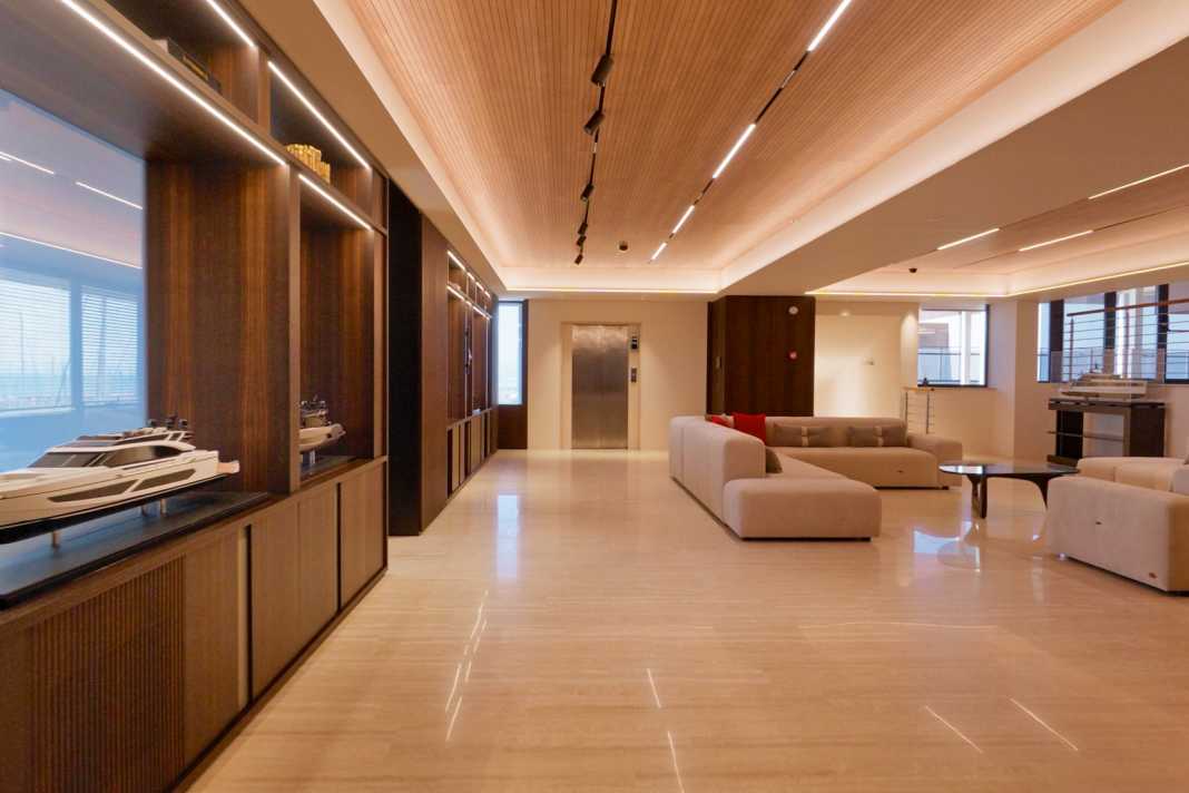 Freshly renovated: The XL showroom welcomes customers in style, with a design reminiscent of superyachts.