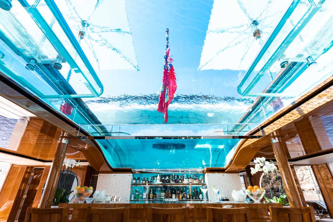 „Sophia“: Die 97-Meter-Feadship (2017) hat einen Pool (8,8 x 3,7 m) mit Multiverbundglas-Boden.