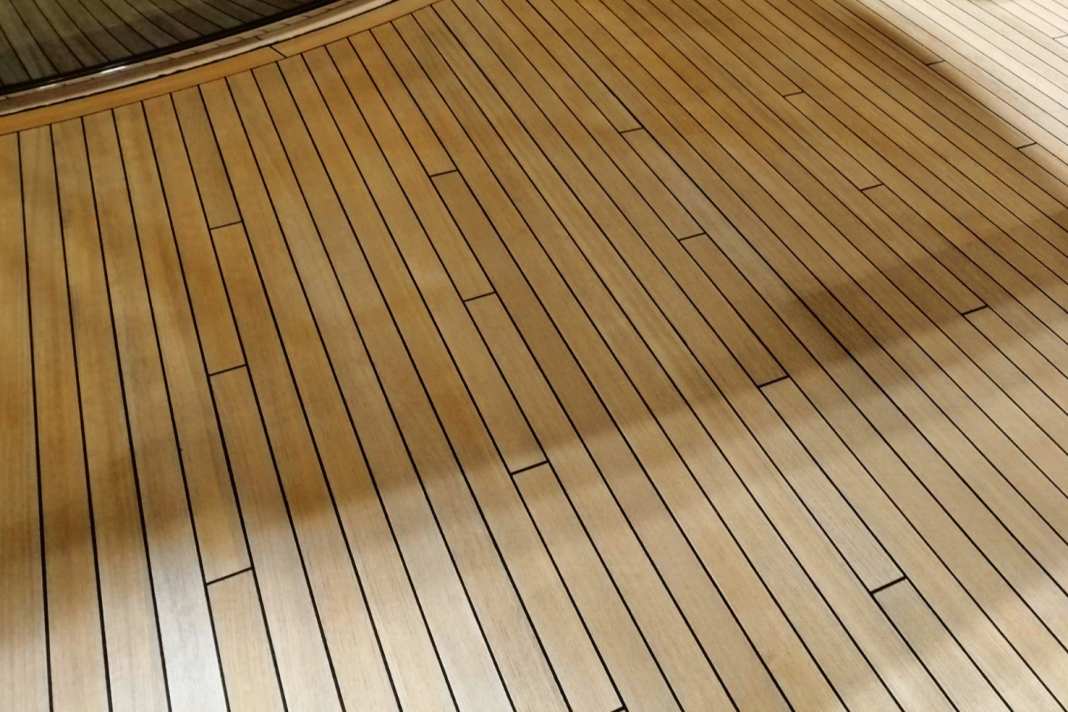 Schritt 1 - Vorbereiten: Das Deck ist einige  Tage durchgetrocknet. Das Boot steht  in einer Halle, oder die Witterung  ist anhaltend trocken