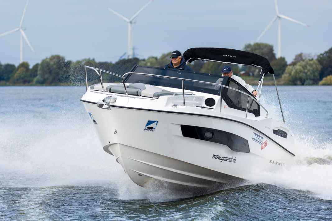 Die Karnic CS700 S überspringt  die Wellen  von anderen Sportbooten weich, trocken und kursstabil