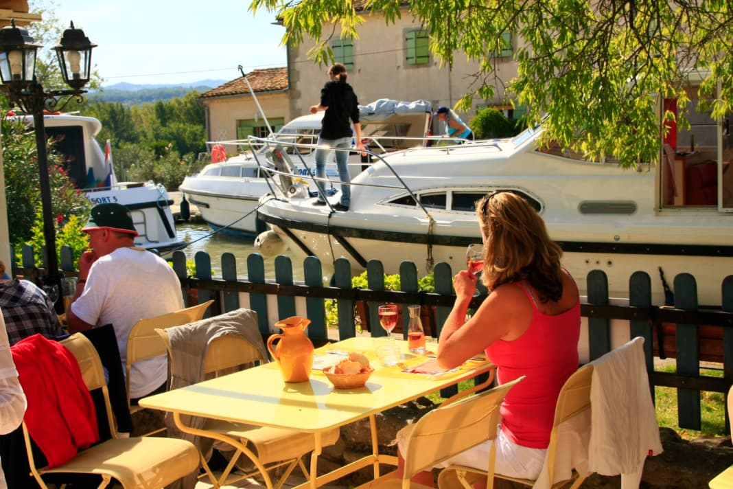 Mit dem Charterboot unterwegs auf dem Canal du Midi.