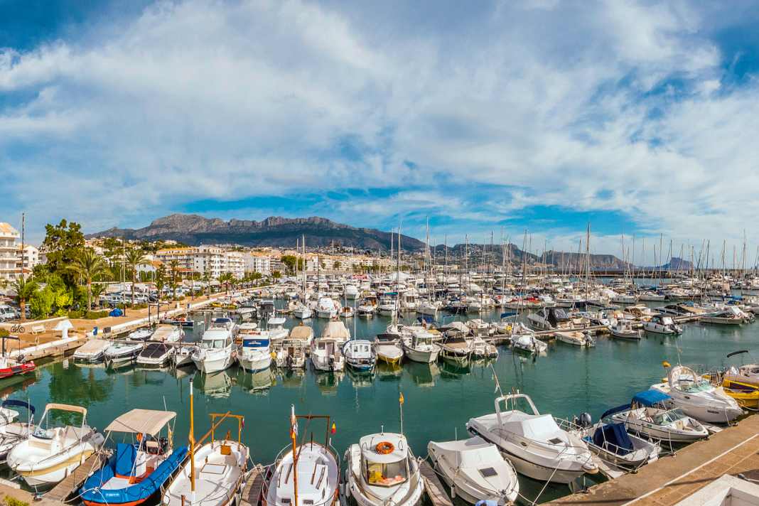 Although the town is clearly characterised by tourism, the number of buildings in Altea is limited. The marina is located on the southern edge of the town
